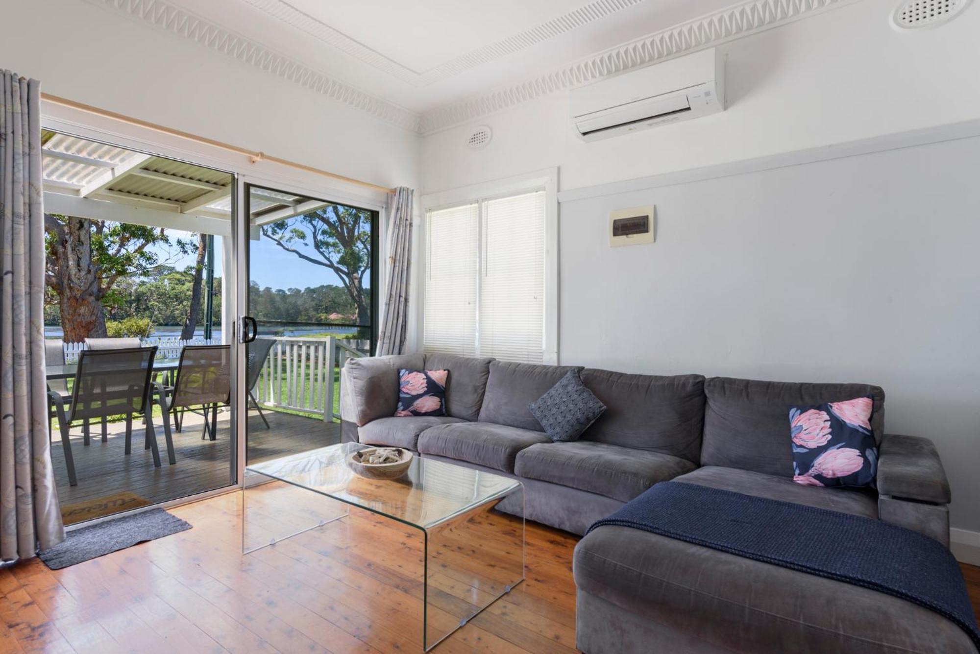 Calm Waters Waterfront Cottages Sussex Inlet Room photo
